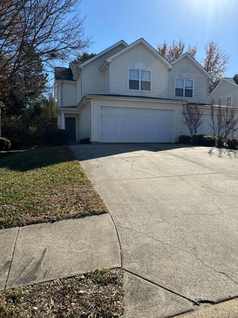 Mooresville House: 141 Springwood Lane