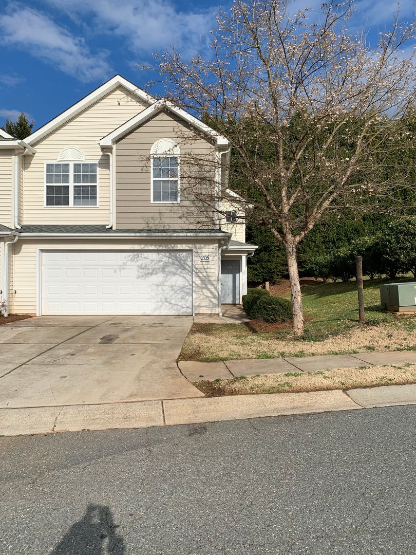 Mooresville House: 205 Clusters Circle