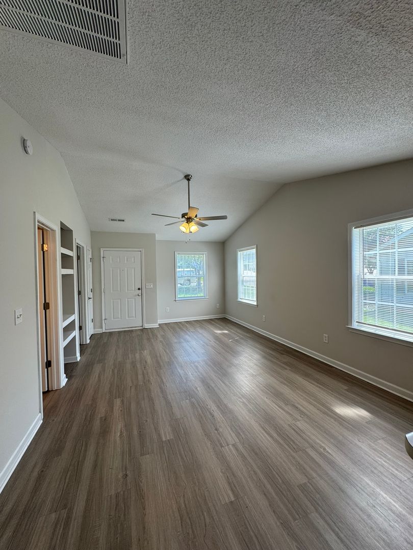 Mooresville House: 122 Springwood Lane