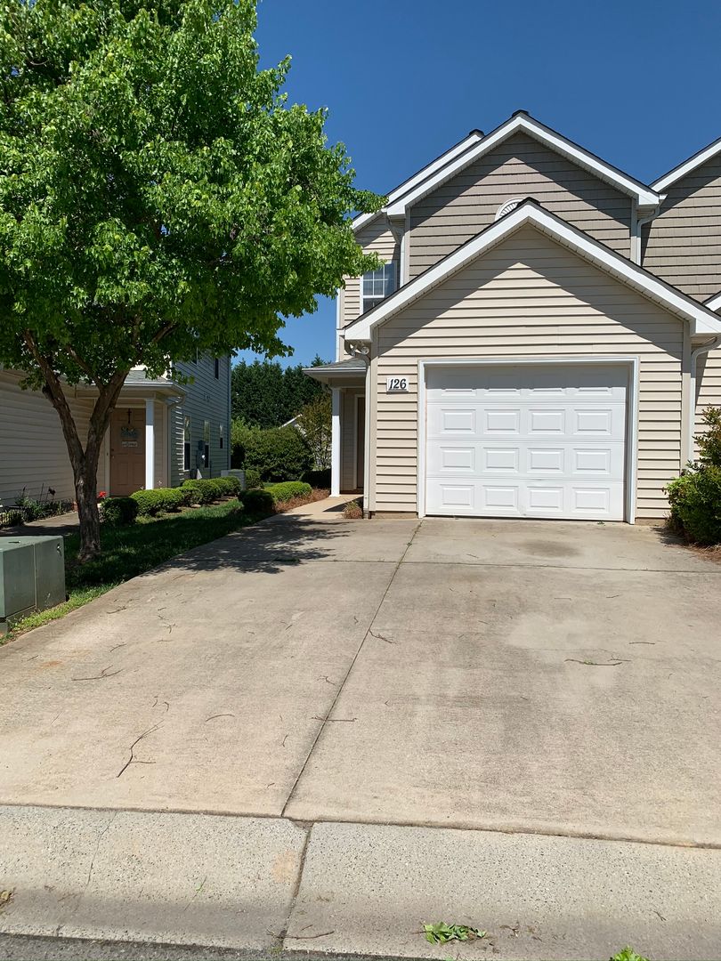 Mooresville House: 126 Clusters Circle