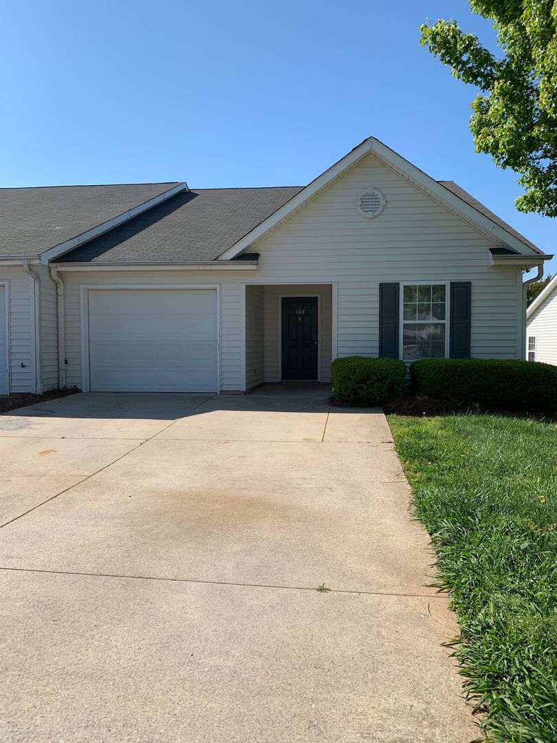 Mooresville House: 144 Springwood Lane