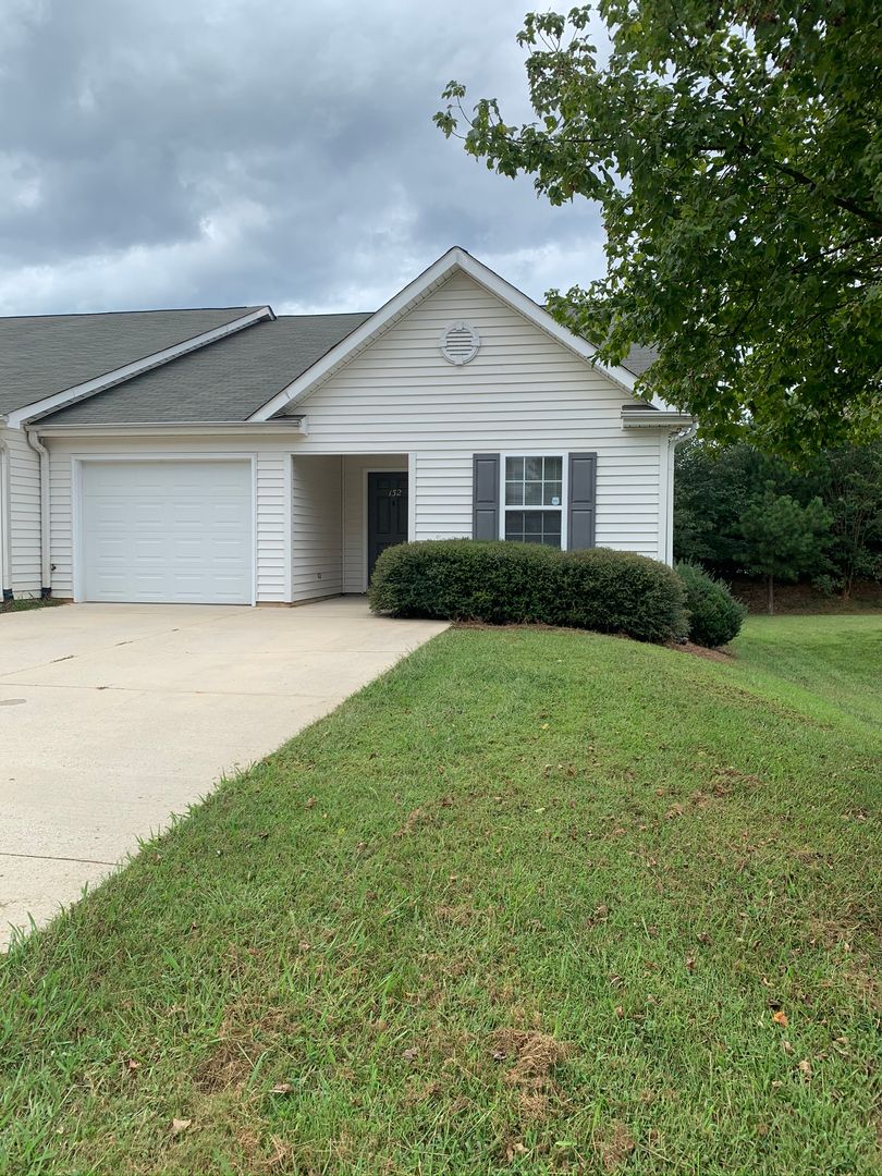 Mooresville House: 132 Springwood Lane