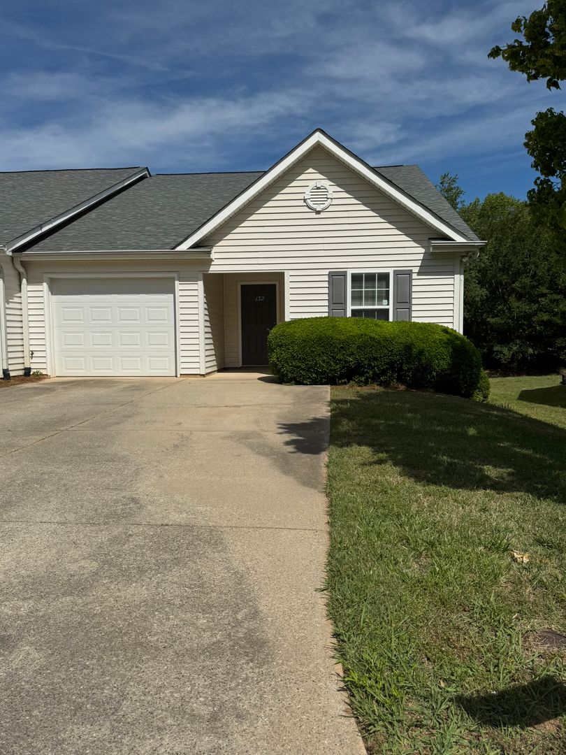 Mooresville House: 132 Springwood Lane