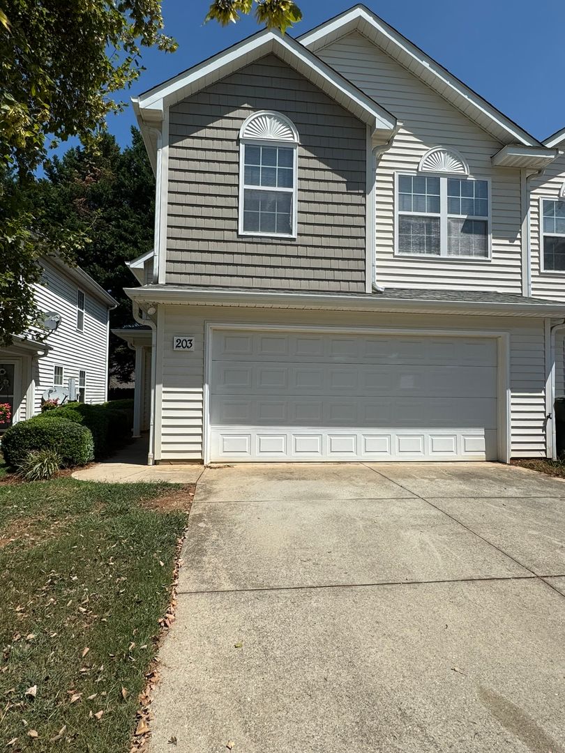 Mooresville House: 203 Clusters Circle