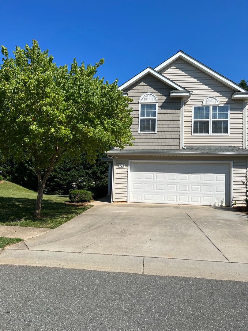 Mooresville House: 173 Clusters Circle