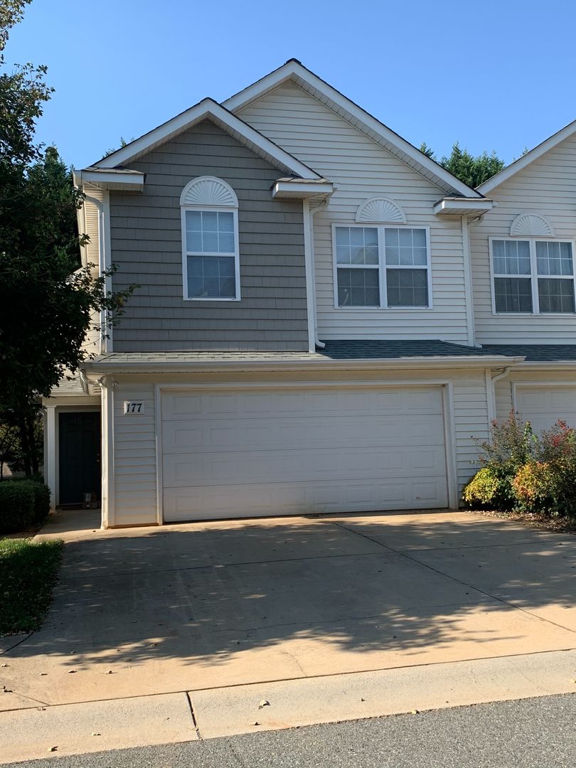 Mooresville House: 177 Clusters Circle