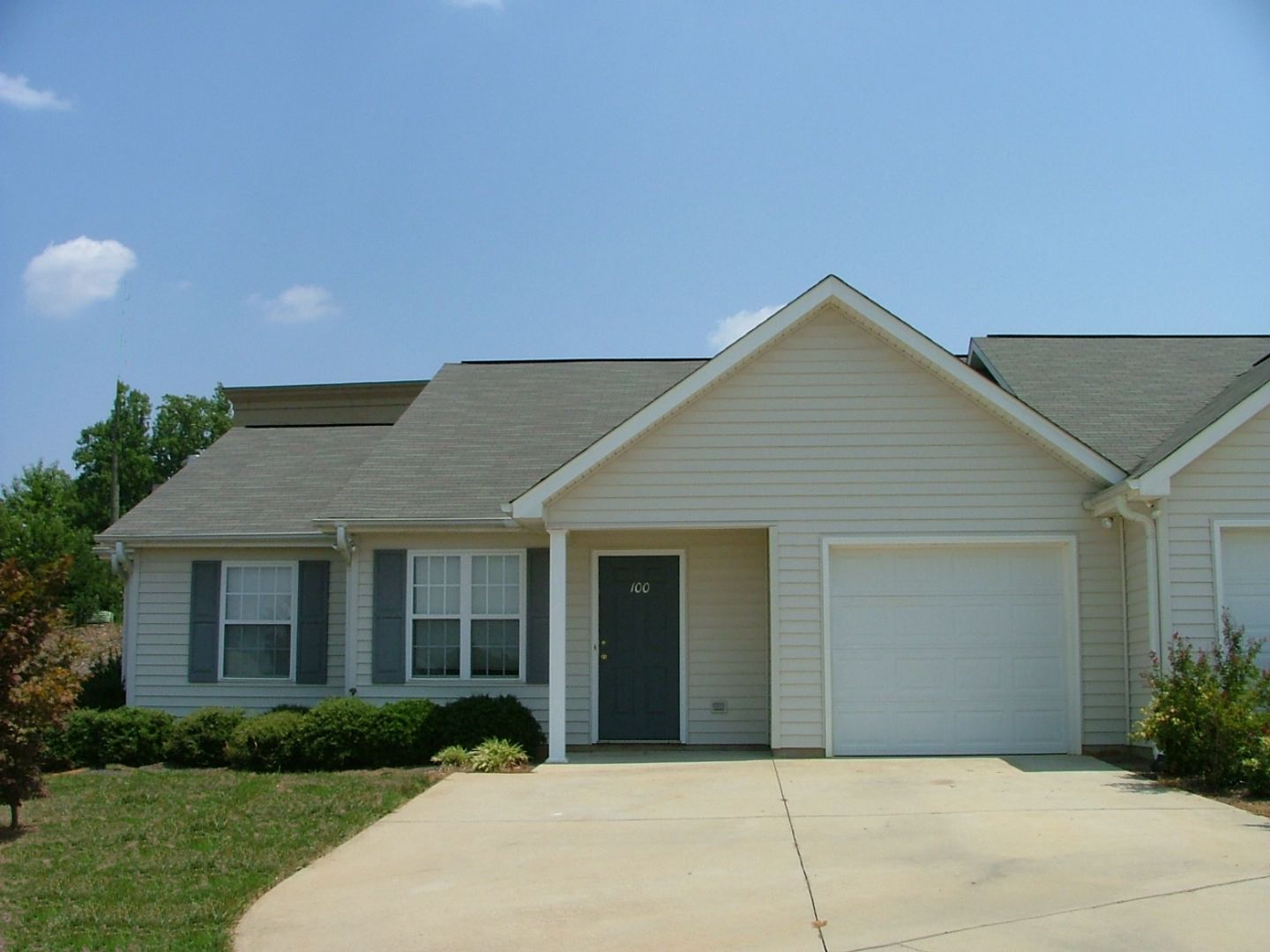 Mooresville House: 100 Springwood Lane