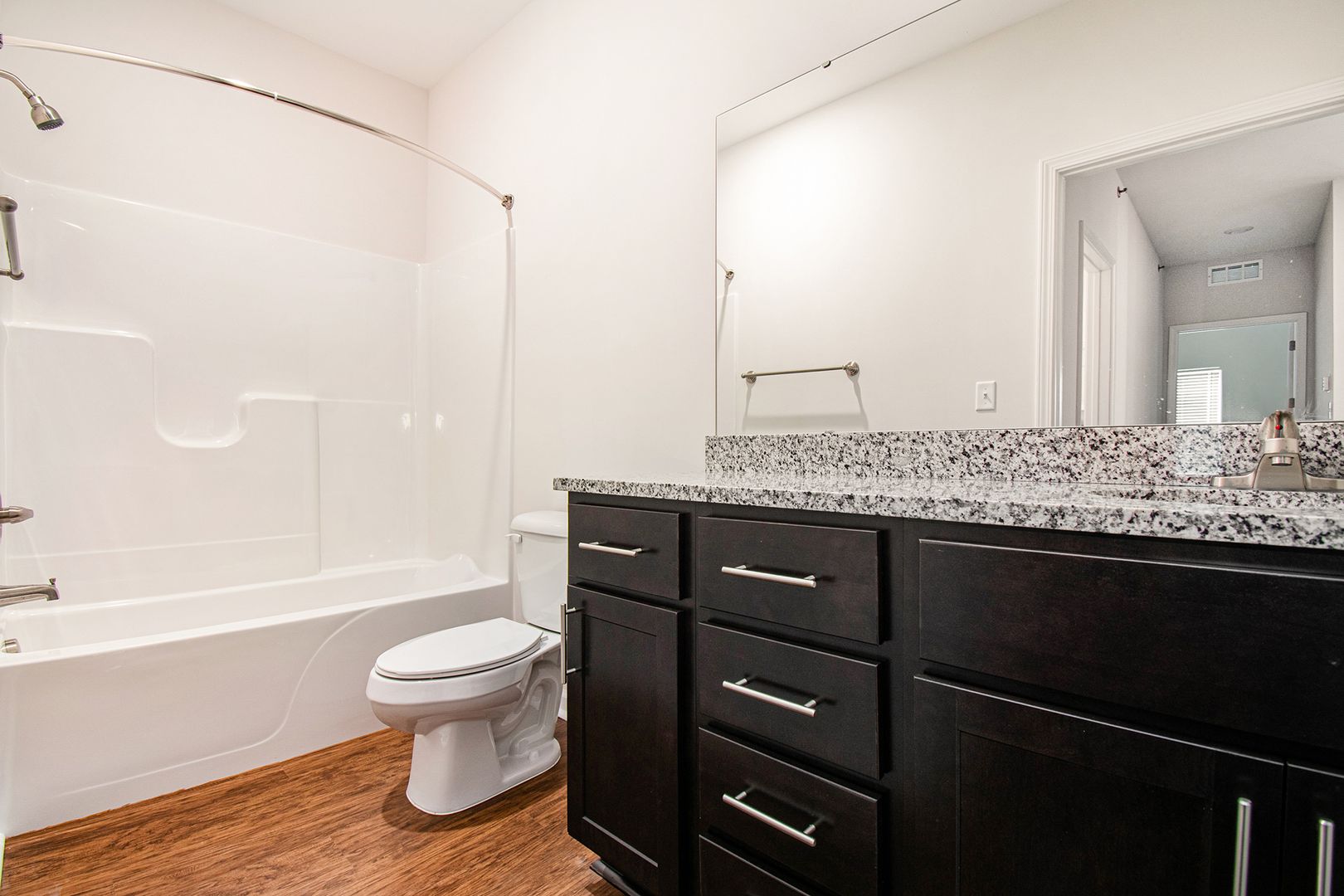2 Bedroom 1.5 Bathroom - Luxury Goshen Apt 9 of 11