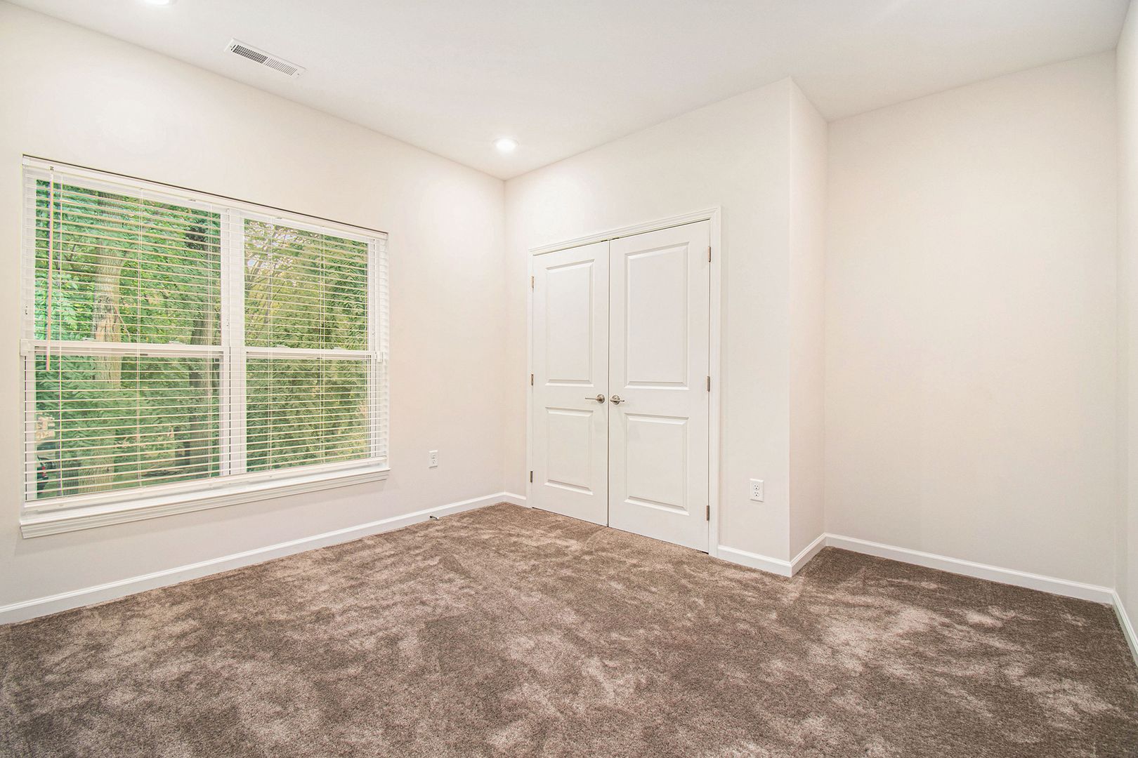 3 Bedroom 2 Bathroom - Luxury Goshen Apt. w/ Garage 4 of 8