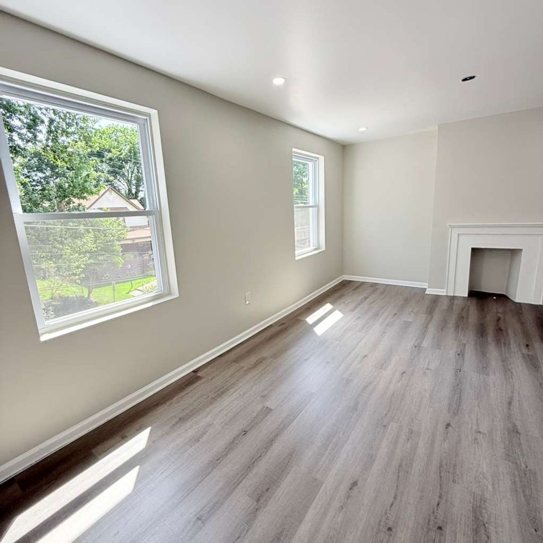 Swissvale Apartment: 2021 Hampton Street
