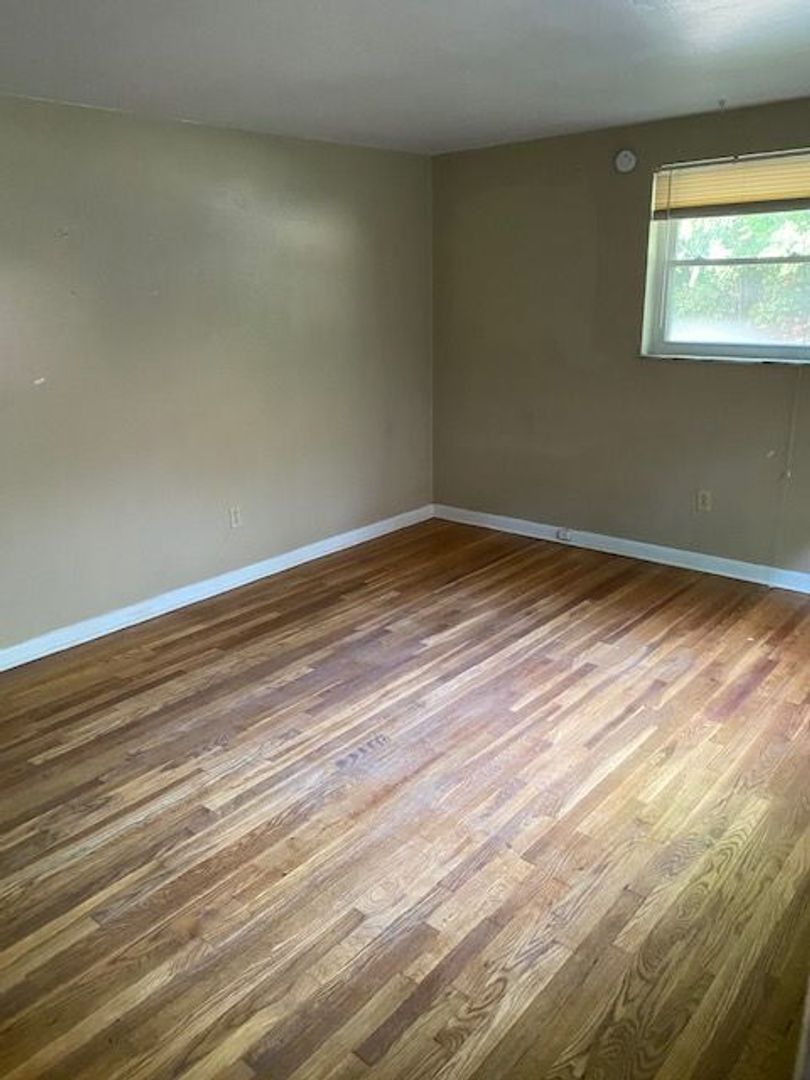 Ross Apartment: 3447-3453 Evergreen Rd