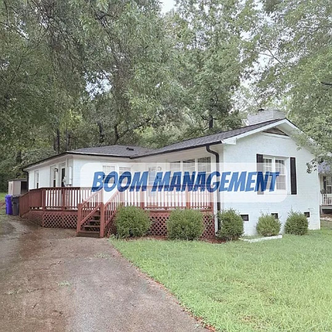 Hillsbrough House: 185 Lawndale Ave