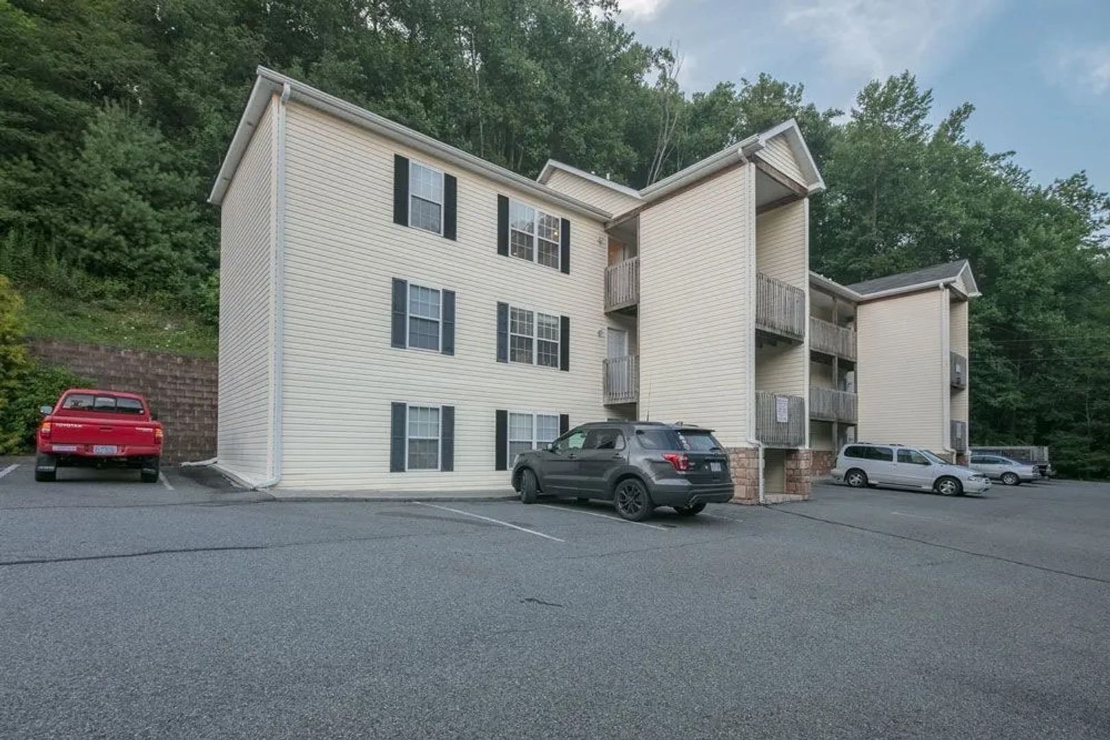 Boone Apartment: 1794 Poplar Grove Road