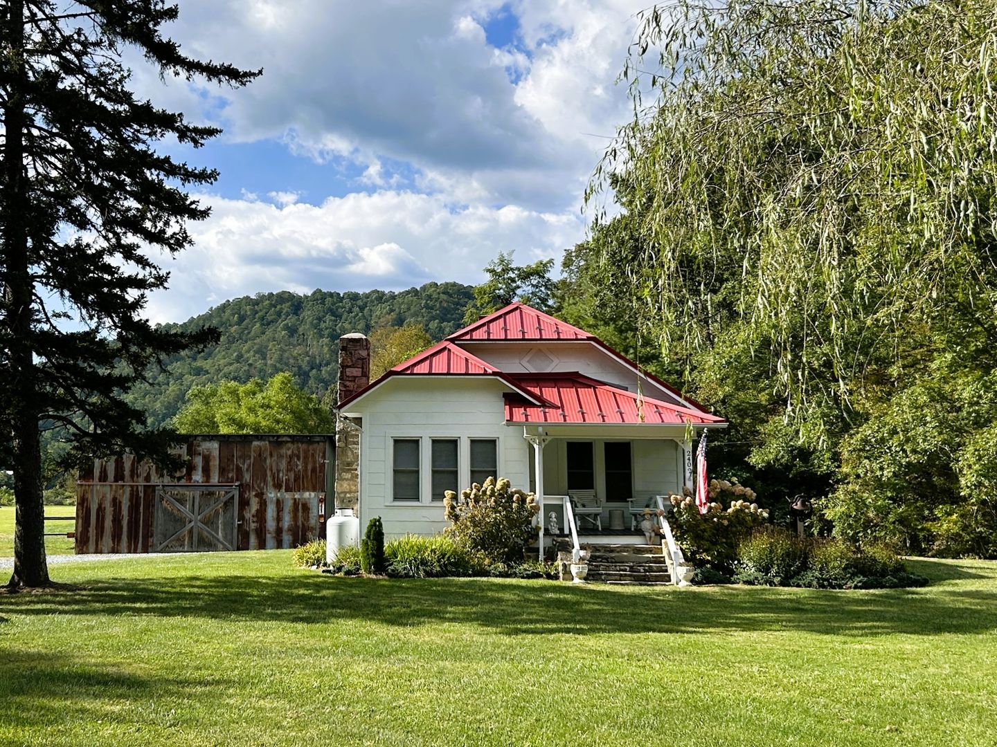 Vintage Charm. Timeless Vibe. Modern Comfort. 