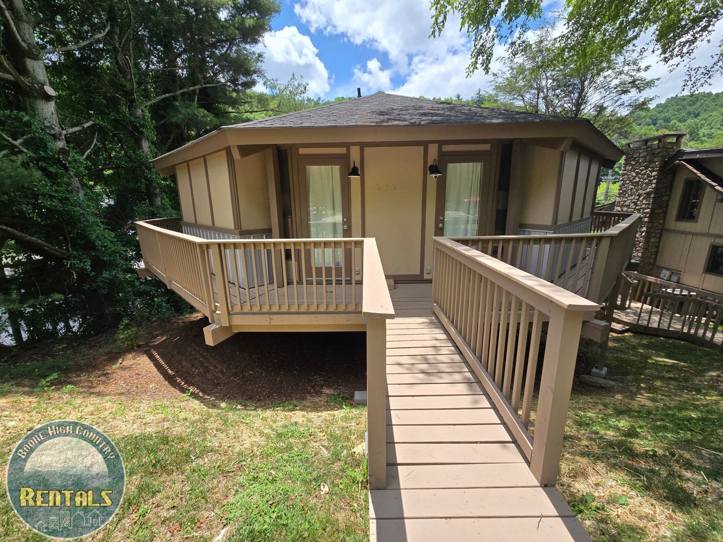 Boone House: 2398 Hwy 105