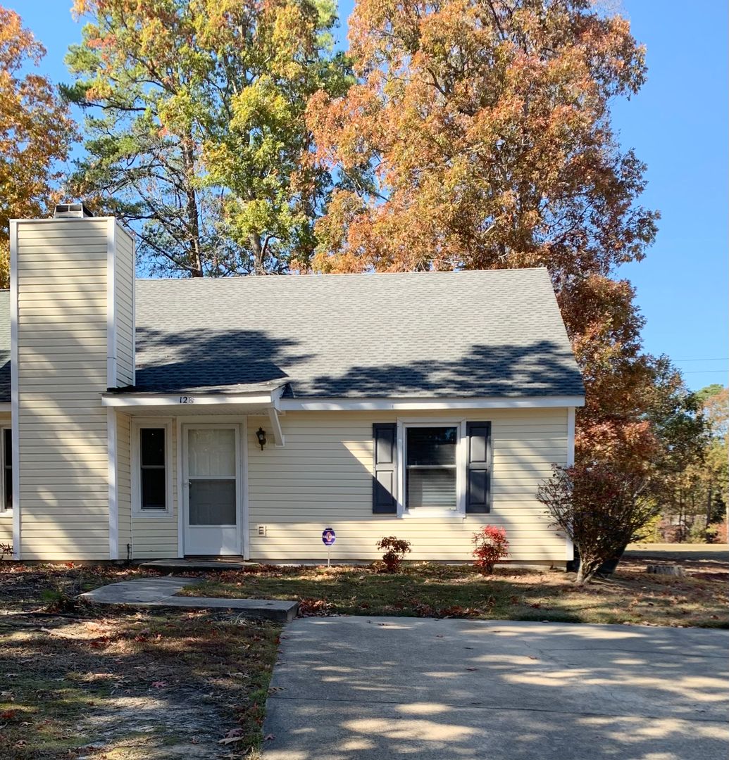 Rocky Mount House: 128 Chesapeake Court