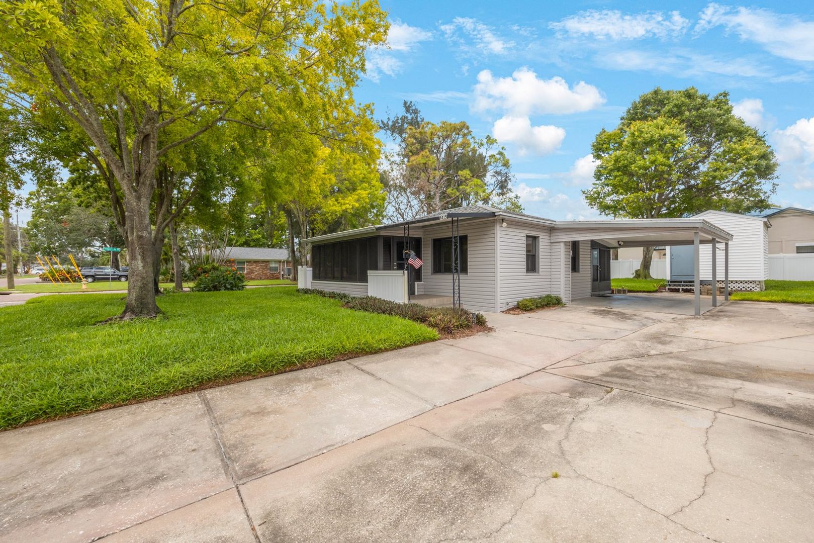 St Petersburg House: 8415 Riverside Dr NE