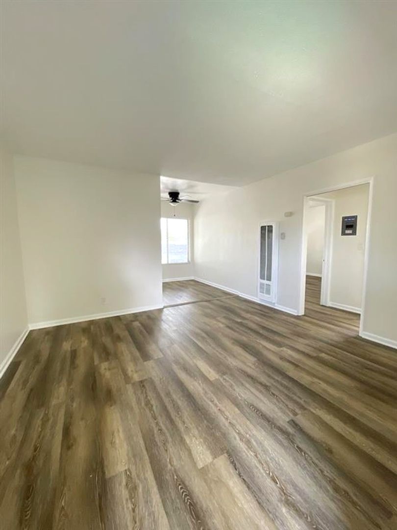 Long Beach Apartment: 2912-26 E. 65th Street