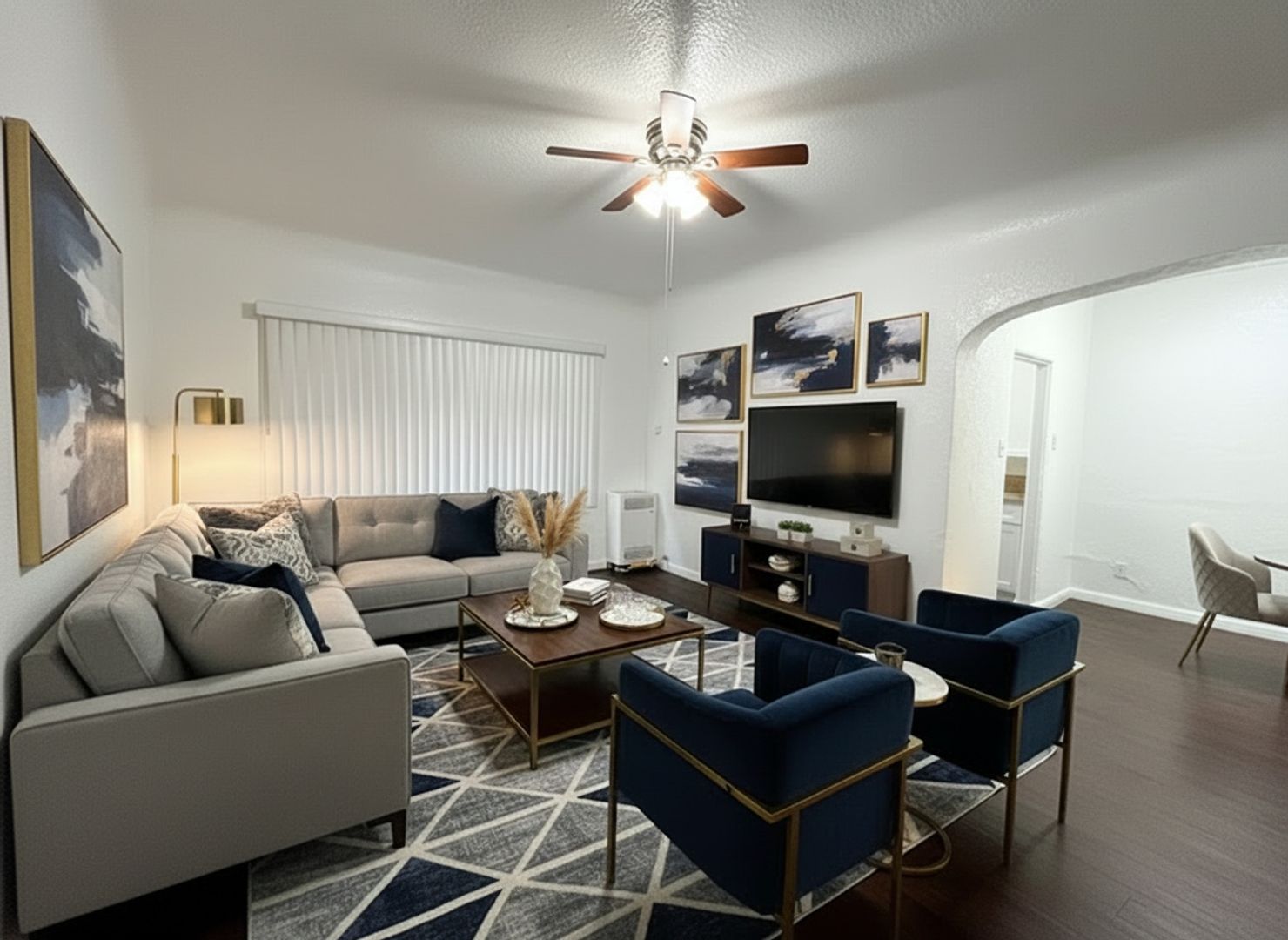 Long Beach Apartment: 2390 Cedar Ave