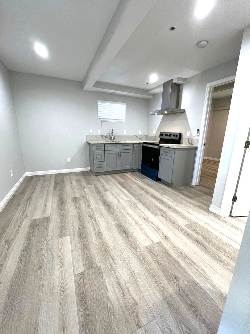 Long Beach Apartment: 1882-1888 Lime Ave.