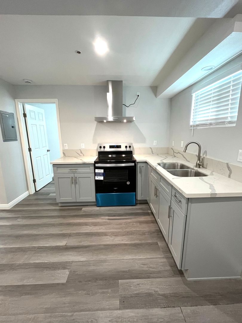 Long Beach Apartment: 1882-1888 Lime Ave.