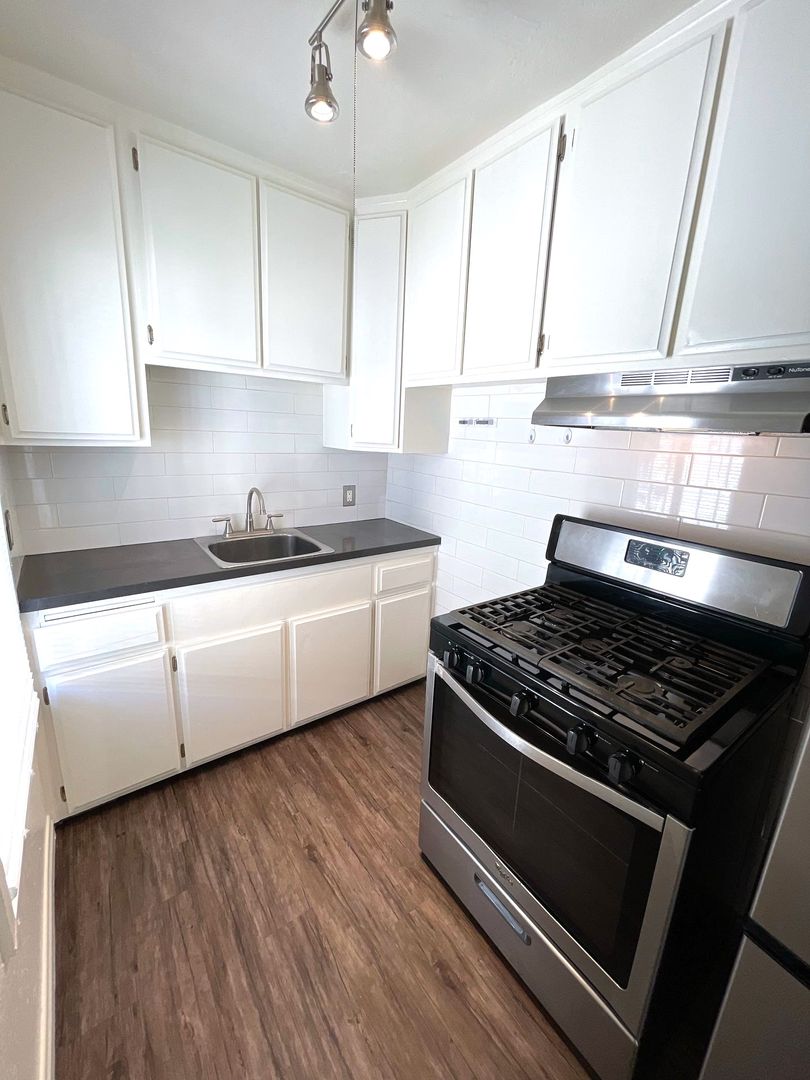 San Pedro Apartment: 252-260 W. 11TH St.