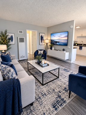 Stunning 2 BED/1 Bath With Onsite Laundry And Move In Special – photo 1