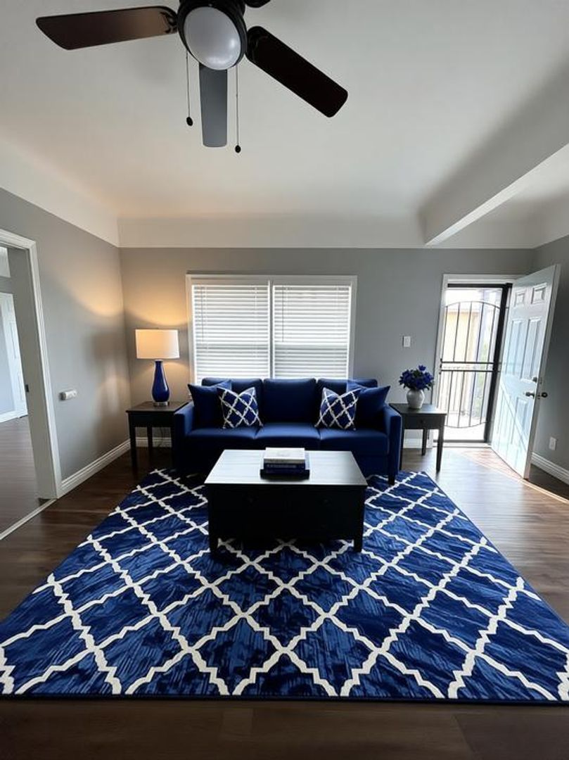 Long Beach Apartment: 1970 Cedar Ave