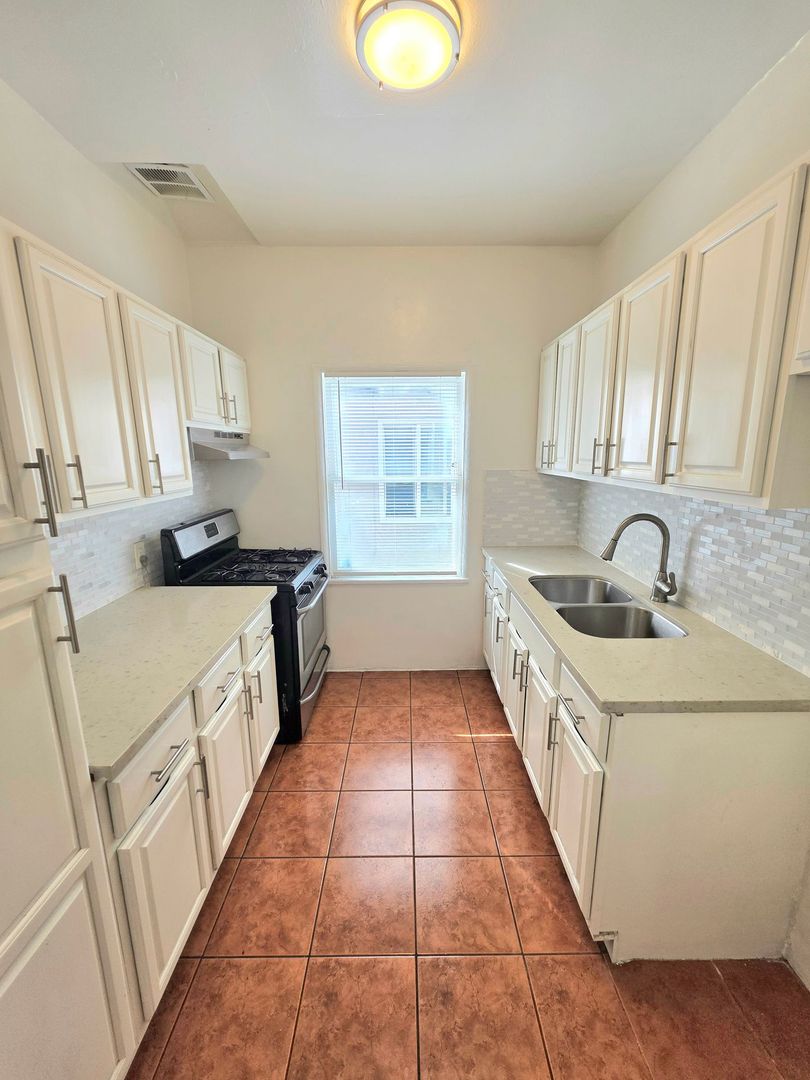 Long Beach Apartment: 1976 Chestnut Ave