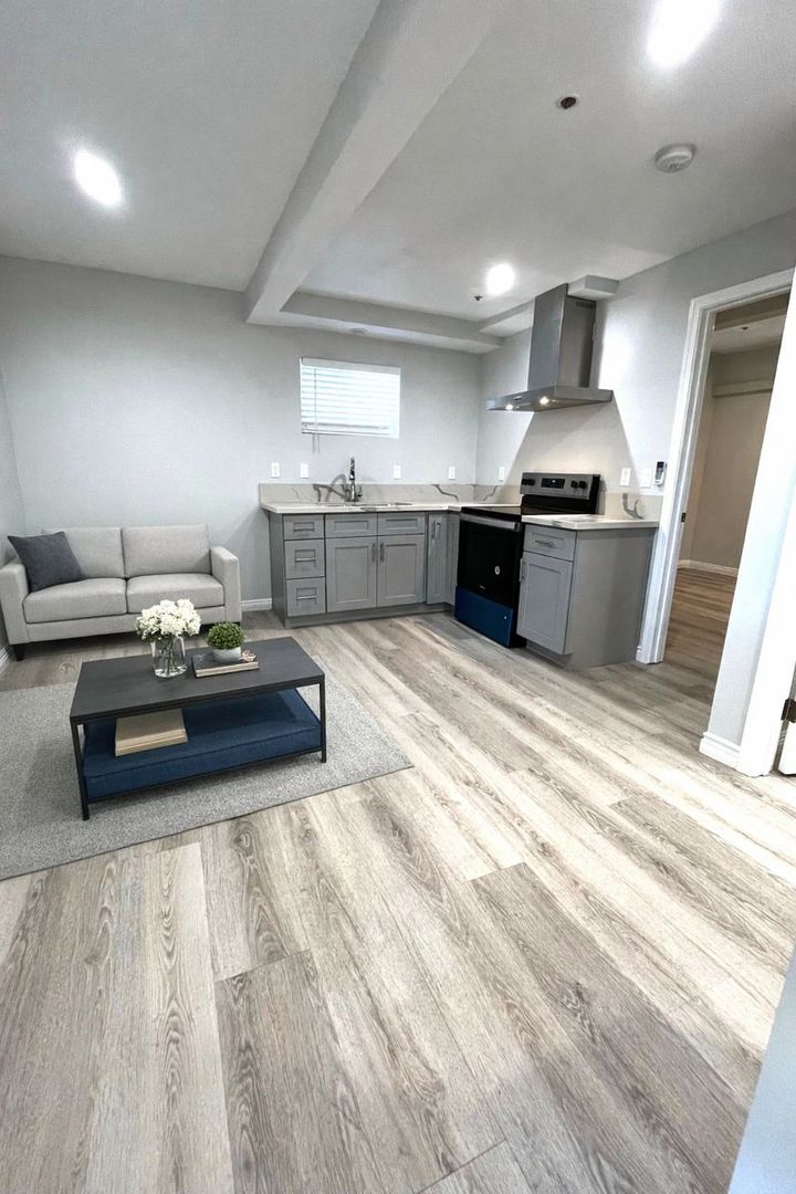 Long Beach Apartment: 1882-1888 Lime Ave.