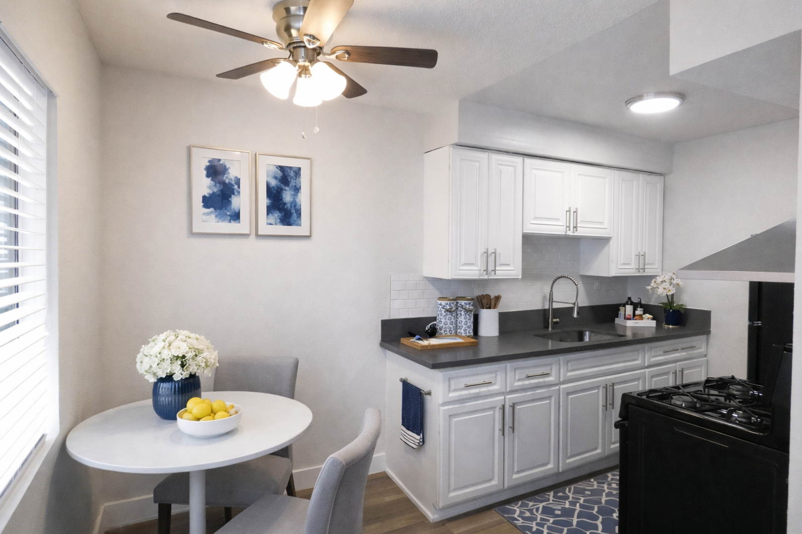 Long Beach Apartment: 465 Almond Ave