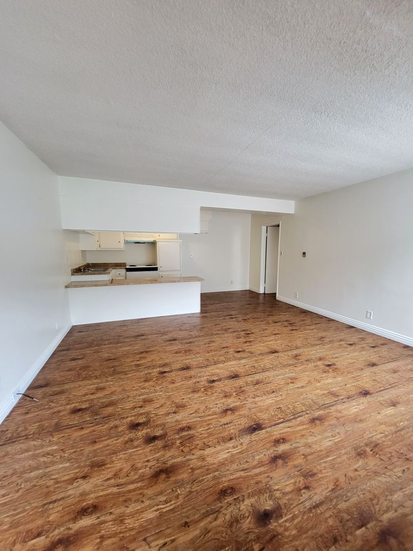 Long Beach Apartment: 985 N Park Cir