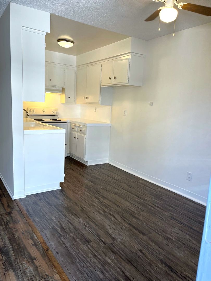 Inglewood Apartment: 824 S. Myrtle Ave.