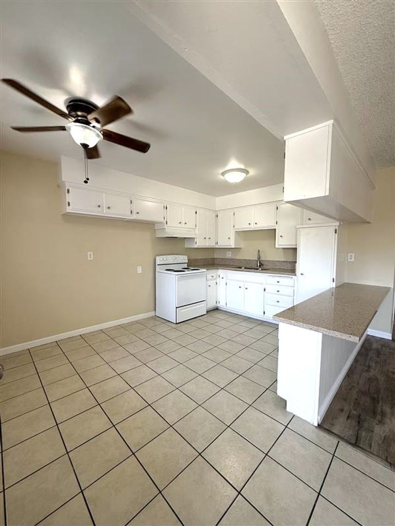 Long Beach Apartment: 985 N Park Cir