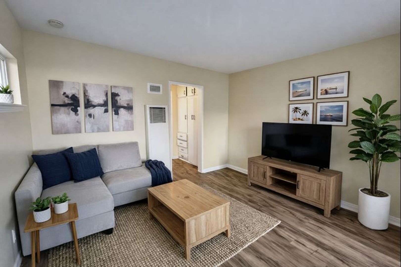 Long Beach Apartment: 5832-5840 Orange Ave