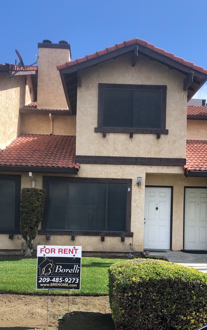 Los Banos House: 1501 Racquet Club Dr #B