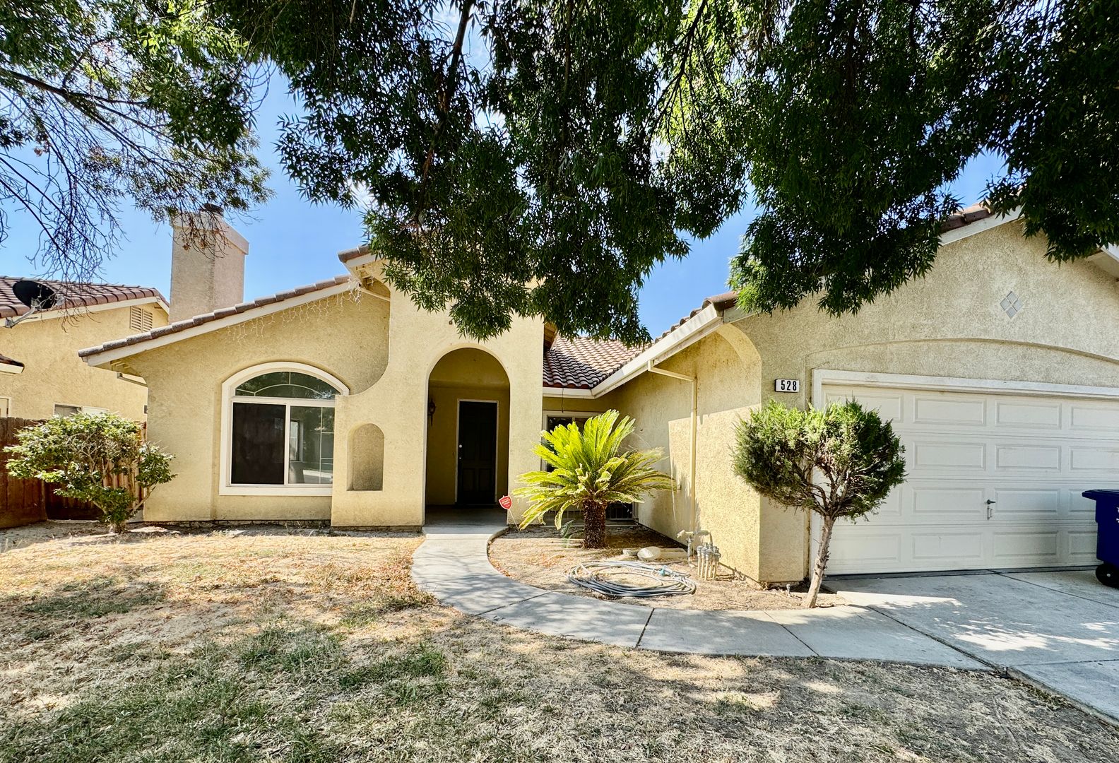 Los Banos House: 528 Burgundy St