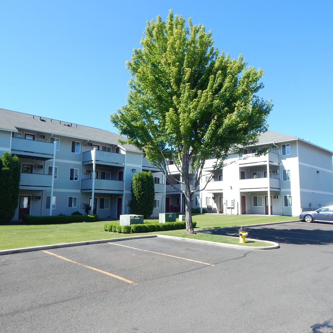 Yakima Apartment: 1800 River Rd