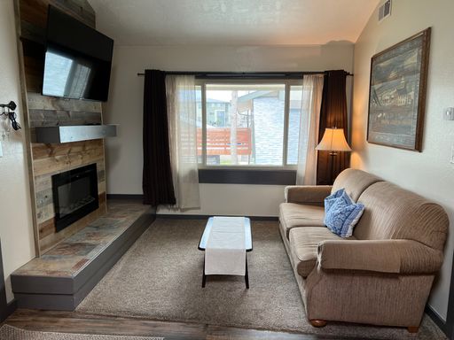 Upper East Portage Village Furnished Short Term Apartment – photo 1