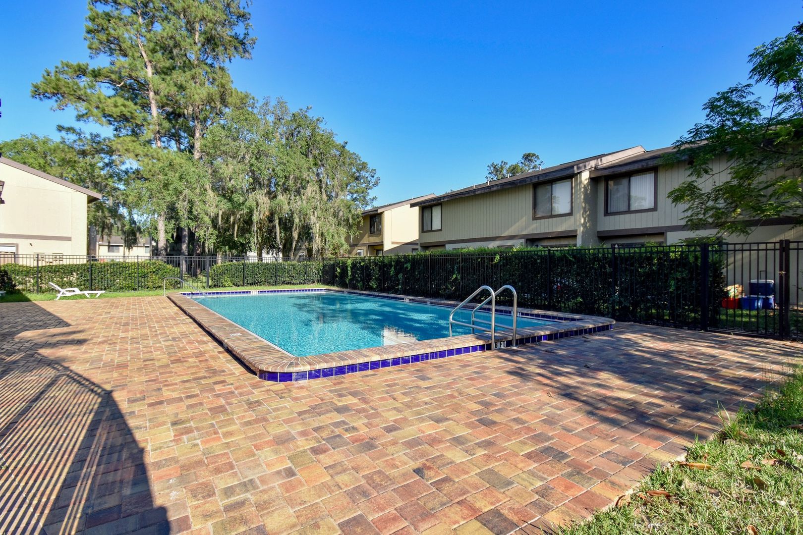 Spacious 2 Bed, 2.5 Bath Townhouse in Southfork Oaks – $1,375/mo