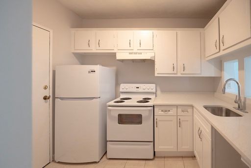 Recently Updated Framingham One Bedroom Apartment With Parking Included – photo 1