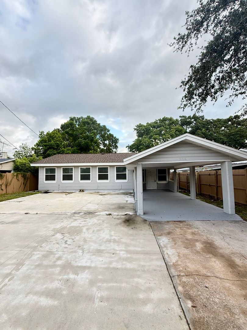 Lakeland House: 2416 Golfview St