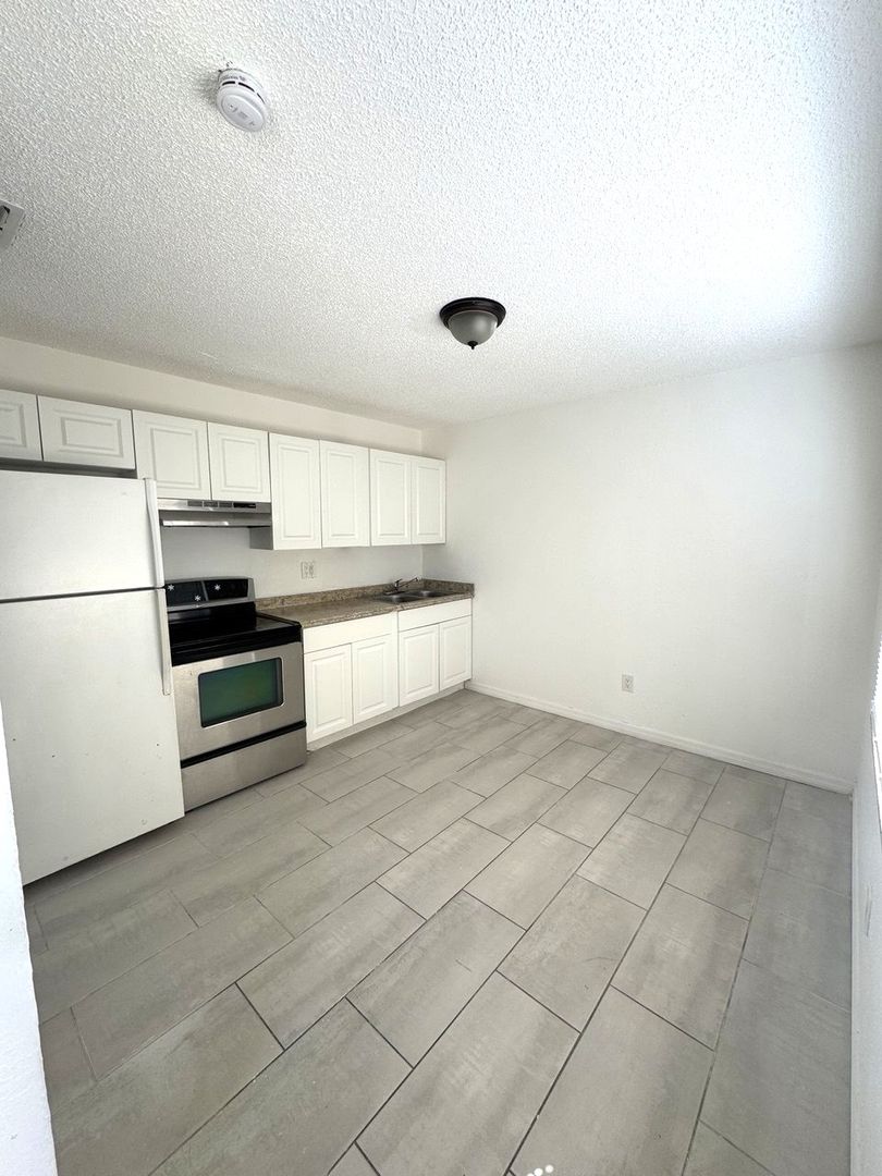 Lakeland Apartment: 1347-1349 2nd St