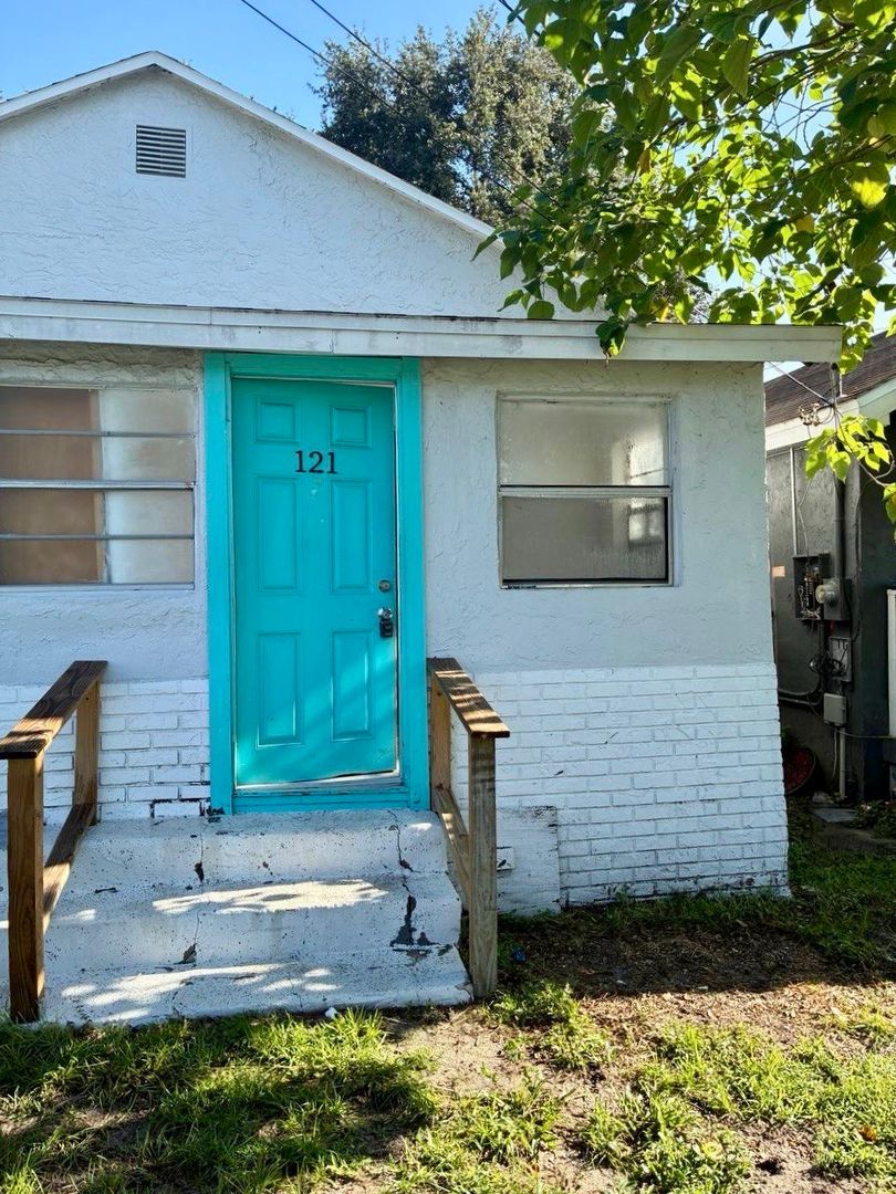 Lakeland Apartment: 121-123 W 6th St