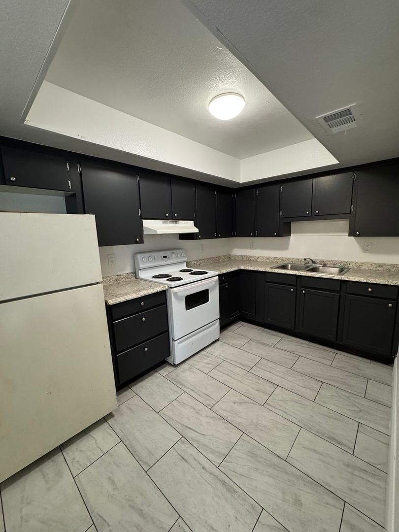 Lakeland Apartment: 3049-3055 Saint Paul Dr