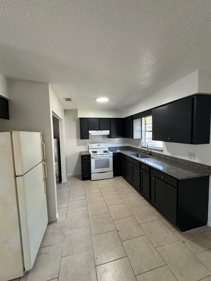 Lakeland Apartment: 1128-1130 Roselle Ave