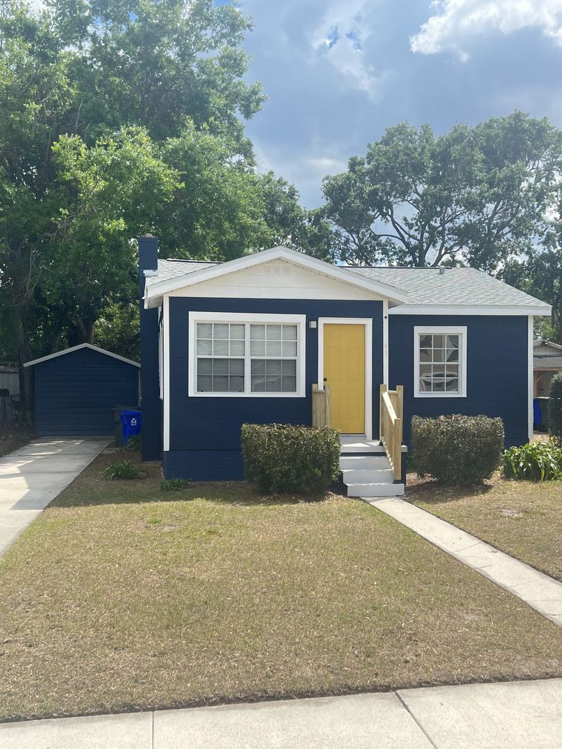 Lakeland House: 617 Lakehurst Street