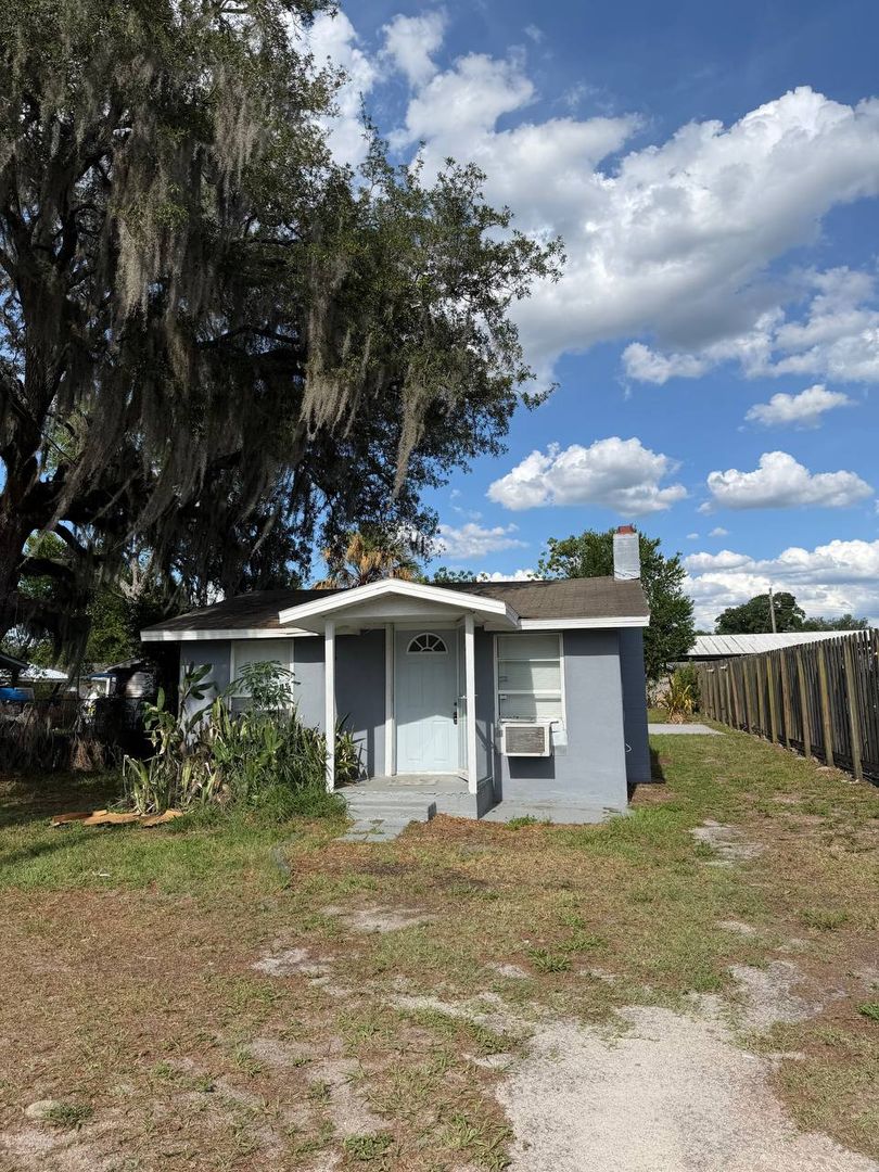 Lakeland House: 1035 N Davis ave