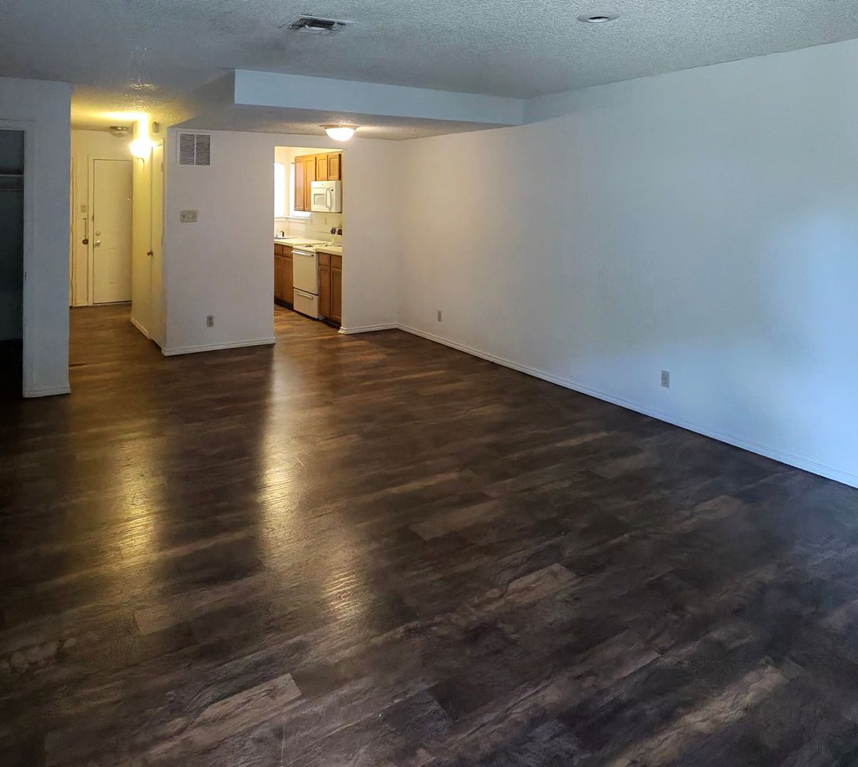 Benbrook House: 107 Vista Way