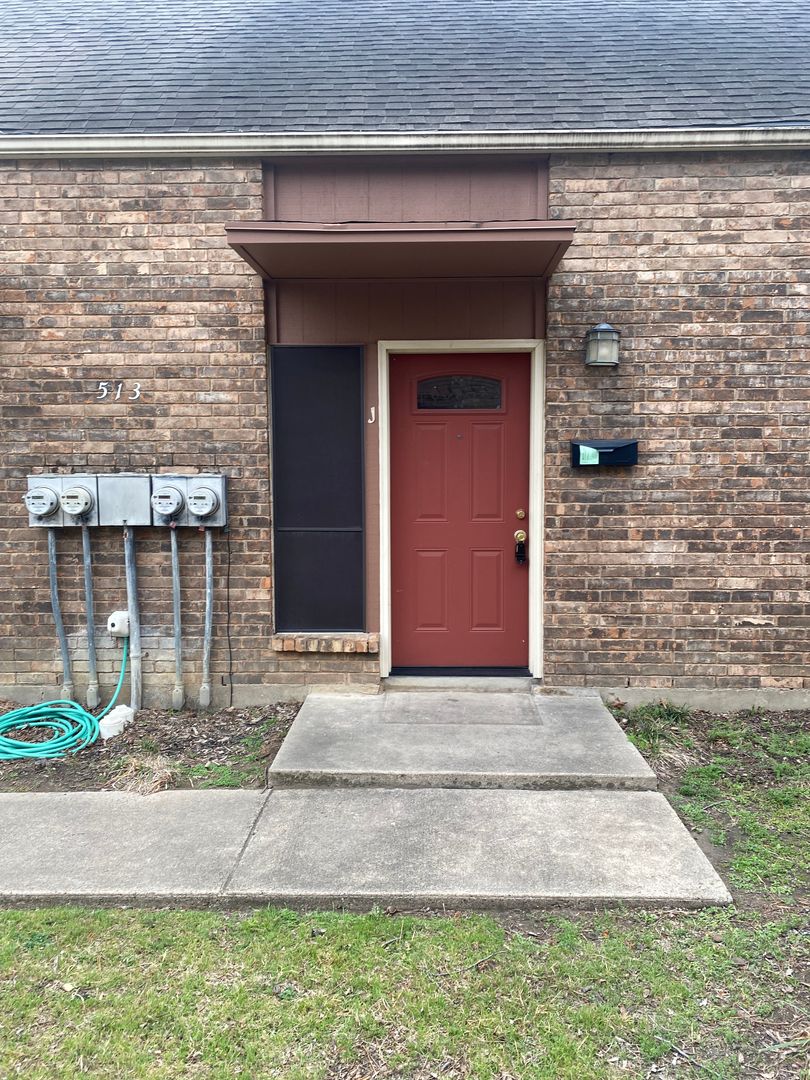 Arlington Townhome: 513 S Bowen Rd, Apt J